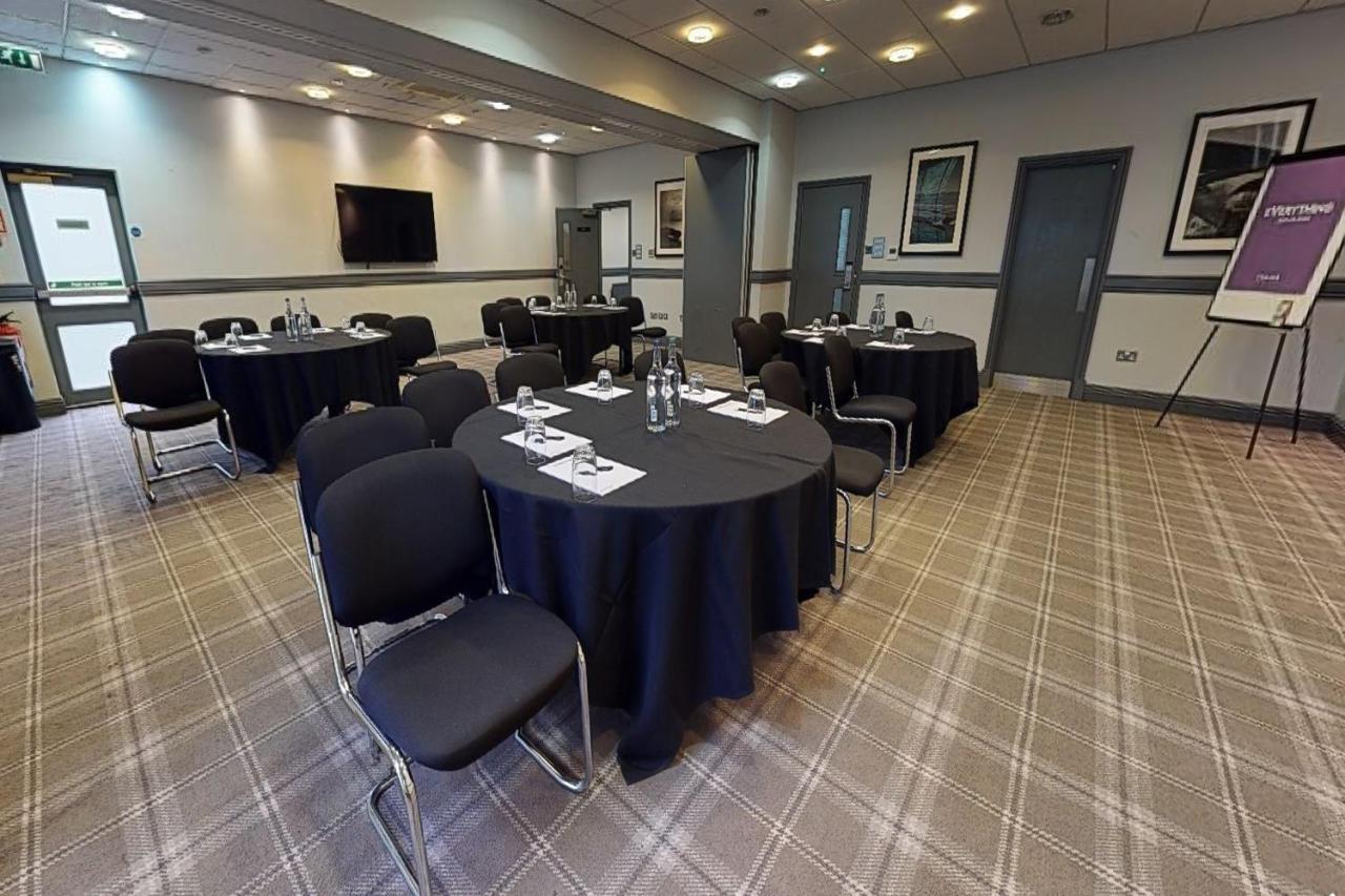Village Hotel Chester St David'S 에위로 외부 사진