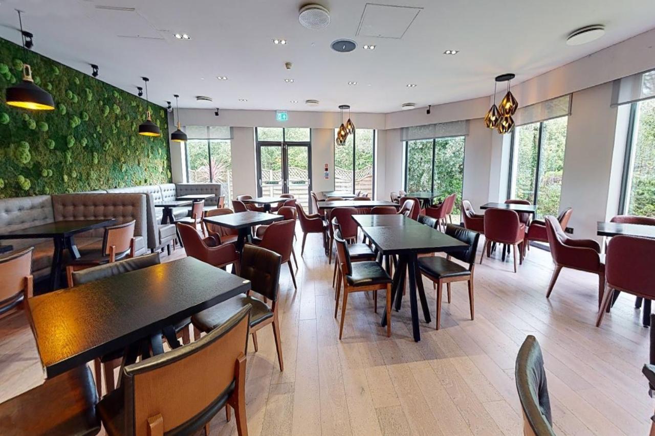 Village Hotel Chester St David'S 에위로 외부 사진
