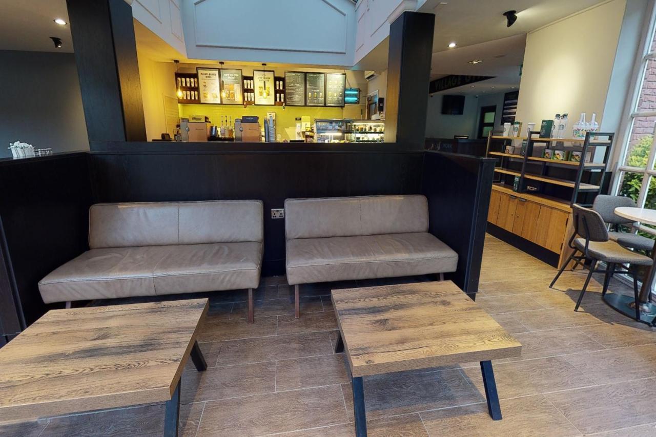 Village Hotel Chester St David'S 에위로 외부 사진
