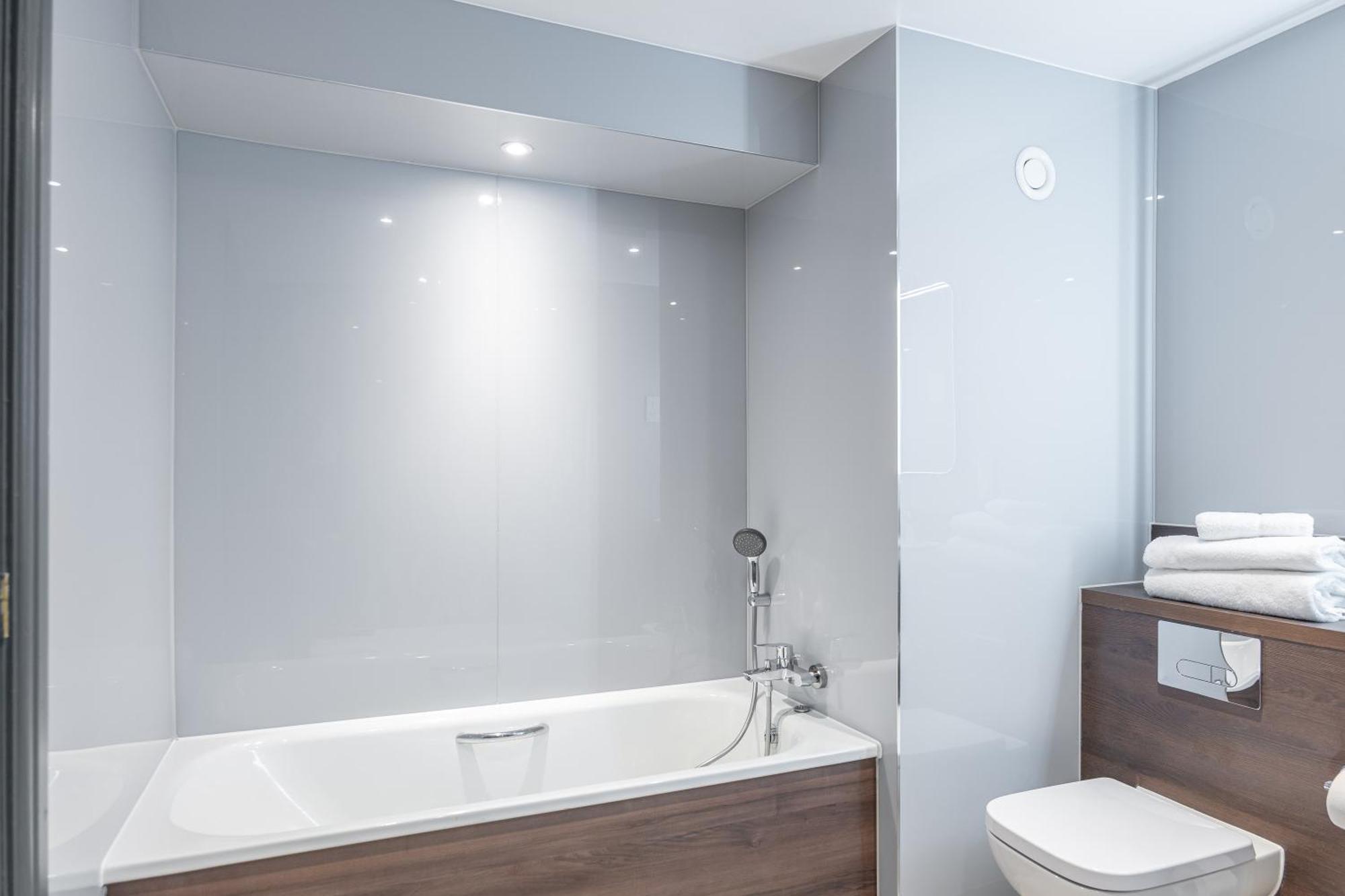 Village Hotel Chester St David'S 에위로 외부 사진
