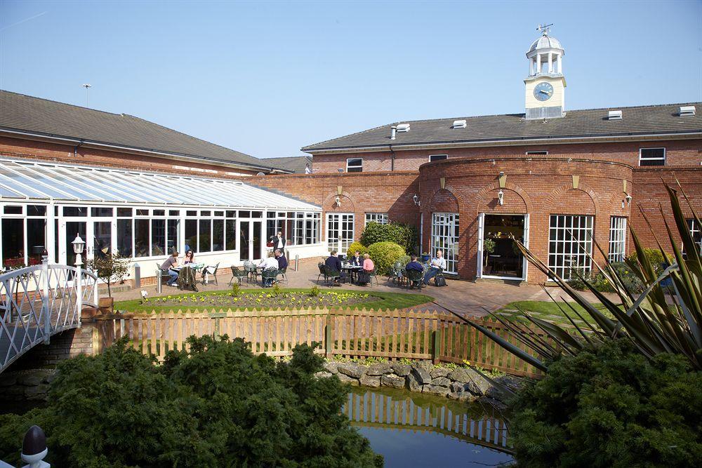 Village Hotel Chester St David'S 에위로 외부 사진