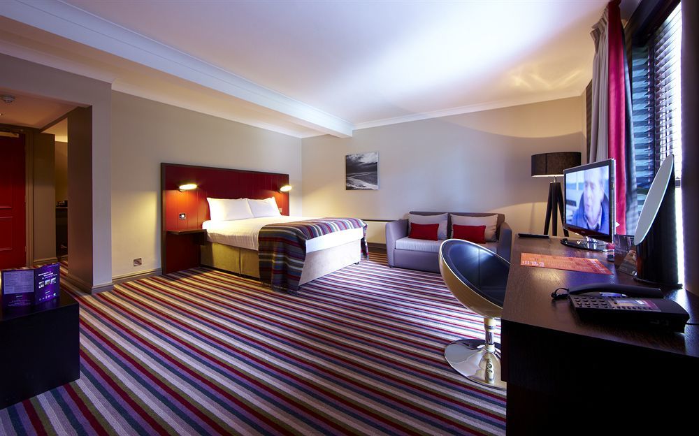 Village Hotel Chester St David'S 에위로 외부 사진