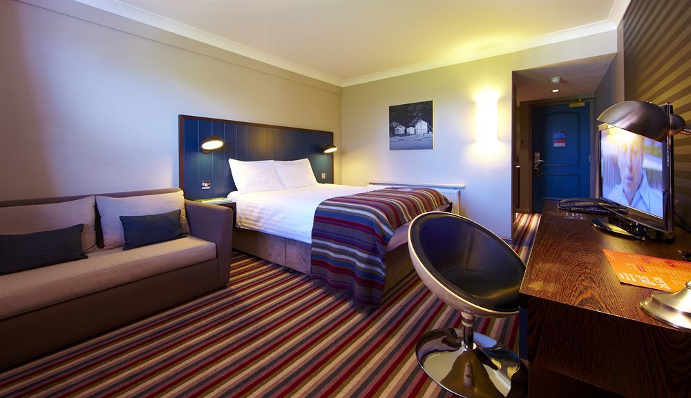 Village Hotel Chester St David'S 에위로 외부 사진