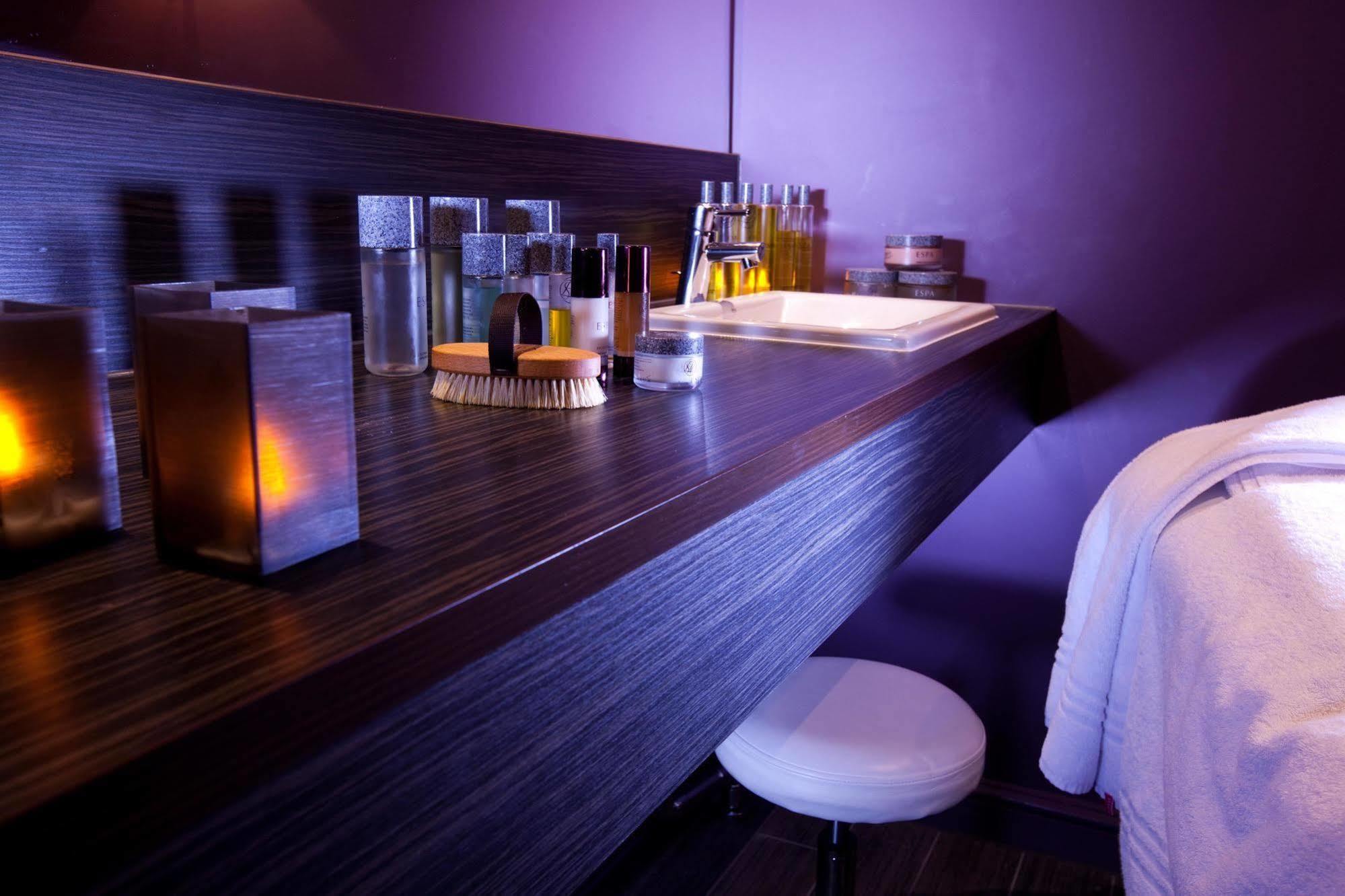Village Hotel Chester St David'S 에위로 외부 사진
